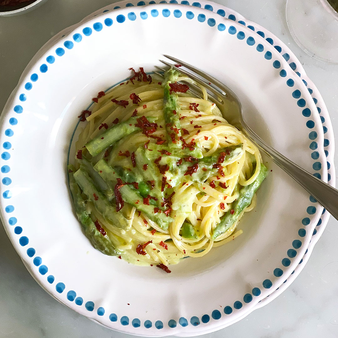 Spaghetti sin gluten con espárragos, pecorino romano y peperoni cruschi