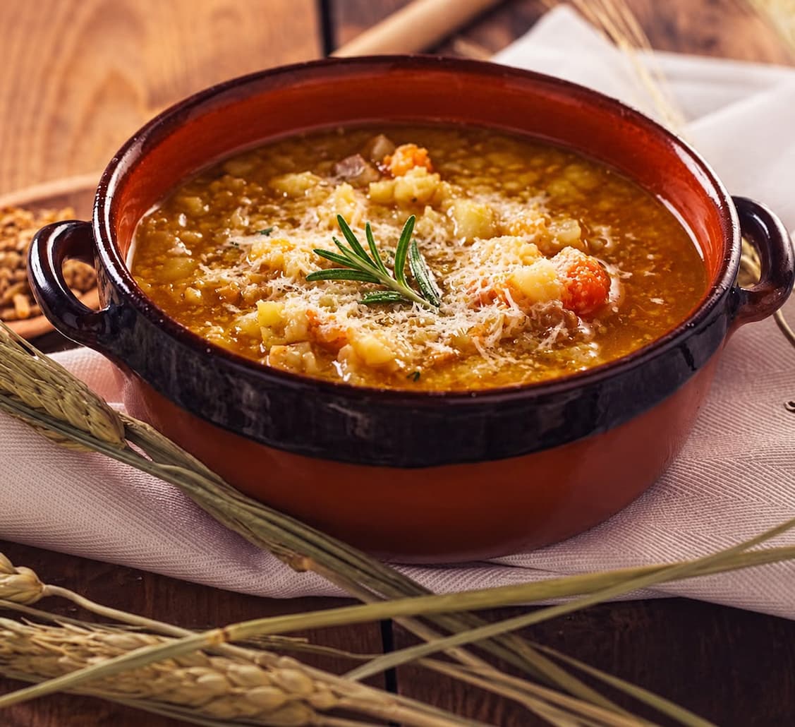 Zuppa di farro con romero y Pecorino Romano rallado