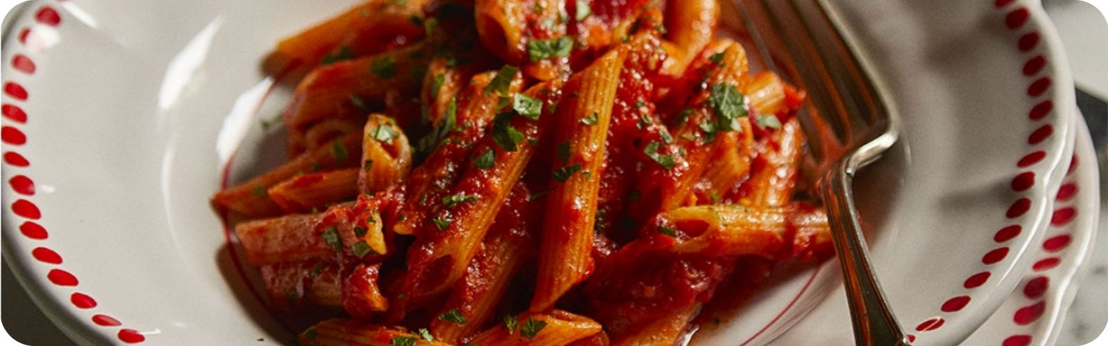 Penne all'Arrabbiata: la receta italiana clásica con Penne Rigate Rummo y tomate Rodolfi