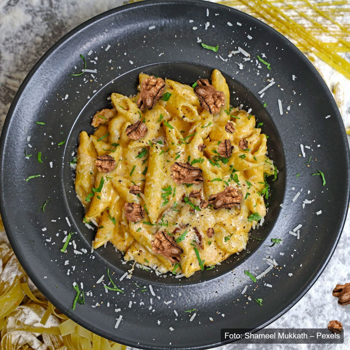 Penne con crema de gorgonzola y trufa y nueces. Foto: Shameel Mukkath – Pexels
